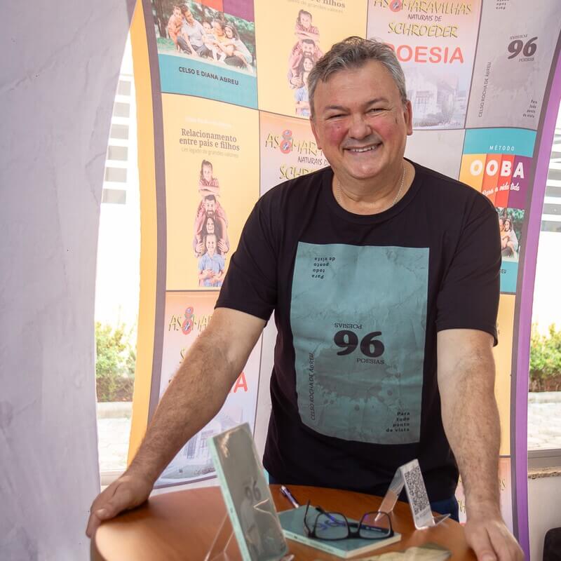 Celso Rocha em seu escritório
